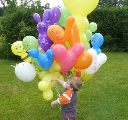 Werbeluftballons auch auf unsere Figurenluftballons mit Individuellen Aufdruck  gefertigt in Österreich bedrucken von Luftballons werden vom Gummiwerk Cz & F gefertigt mit Sitz in Tirol Österreich, Vertrieb durch Ballonpoint 