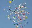 Massenflug von individuell bedruckten Werbeluftballons